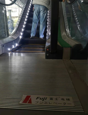 9000 personas/hora del paseo móvil de escaleras horizontales de la escalera móvil para el paso del hogar los 0.8m
