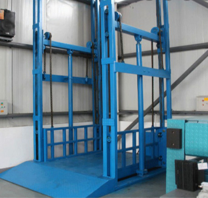 El cargo comercial 2000KG levanta el pequeño carril del elevador de carga de los 5m solo