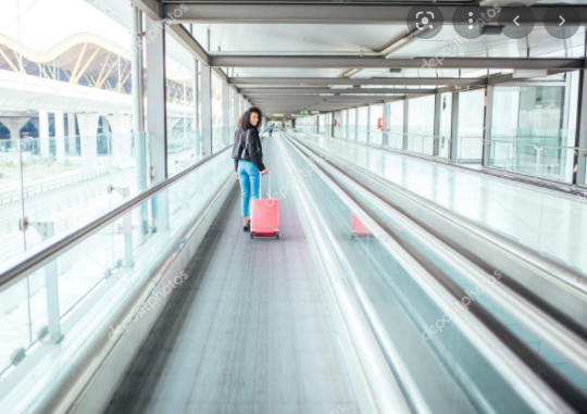 Escalera móvil plana del ODM en subterráneo del aeropuerto