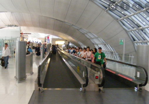 Escalera móvil plana del ODM en subterráneo del aeropuerto