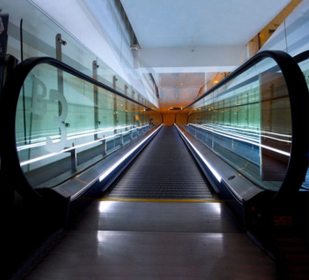 Escalera móvil plana del ODM en subterráneo del aeropuerto